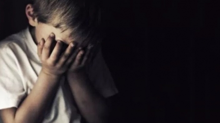 Copii de trei și șapte ani, abuzați sexual de propria mamă