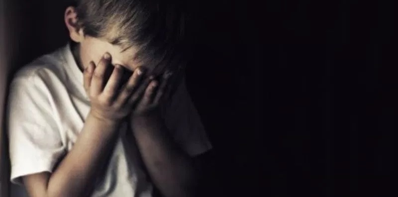 Copii de trei și șapte ani, abuzați sexual de propria mamă