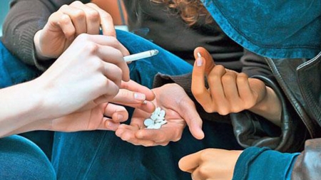 Consumul de droguri, un fenomen îngrijorător în rândul tinerilor; Care sunt sfaturile polițiștilor maramureșeni