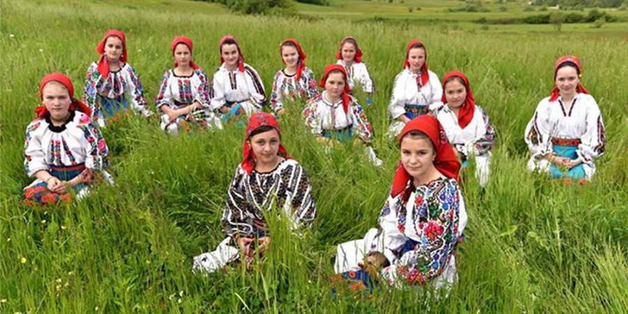 Expoziția de fotografie “România în straie tradiționale”