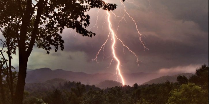 Recomandările Salvamont Maramureș pentru persoanele care sunt surprinse de furtuni