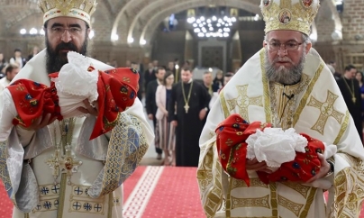 Au noroc de mici: două gemene băimărence au primit Taina Sfântului Botez de la doi înalţi ierarhi (GALERIE FOTO)