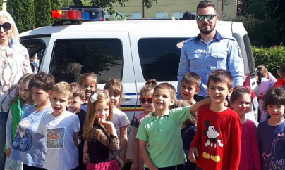 Copii de grădiniță vs ofițer de rutieră