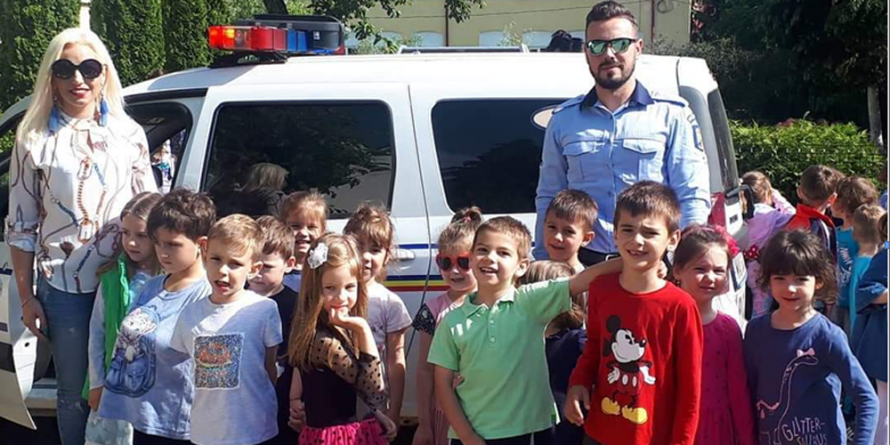 Copii de grădiniță vs ofițer de rutieră