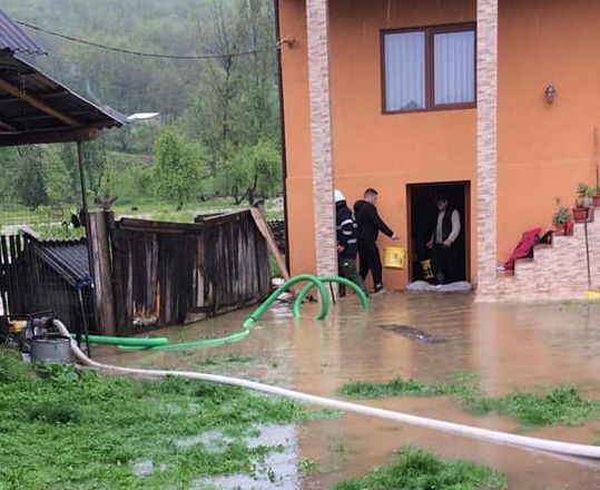 Gospodării inundate în Maramureș (GALERIE FOTO)