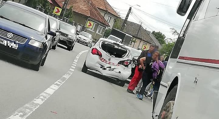 Accident cu un autocar și trei autoturisme în Lăpușel (GALERIE FOTO)