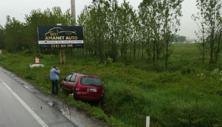 S-a oprit în șanț