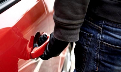 Nu avea permis, dar a furat o mașină chiar de sub nasul proprietarului cam abţiguit