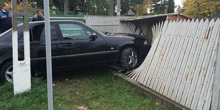 Trei victime, după ce o mașină a intrat în gard