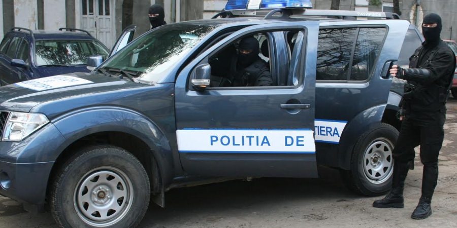 Percheziții la domiciliul unor traficanți de țigări din Maramureș