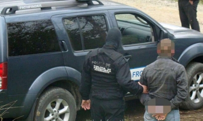 Doi români aflați la mare căutare au fost arestați