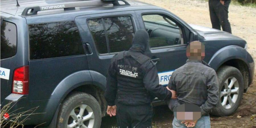 Doi români aflați la mare căutare au fost arestați