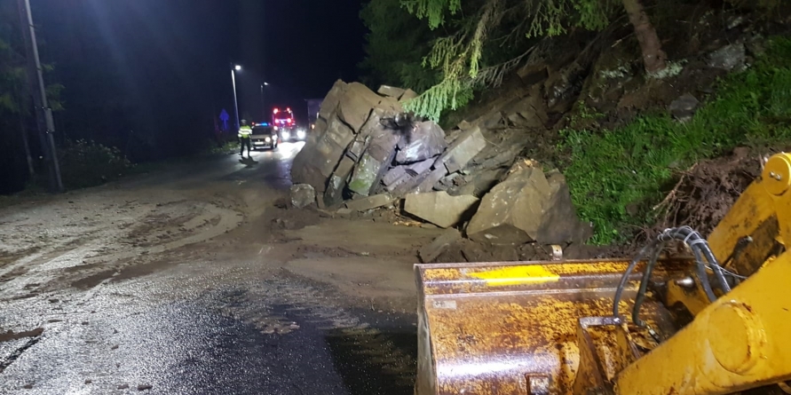 Pasul Prislop, blocat azi noapte de o cădere de stânci (GALERIE FOTO)