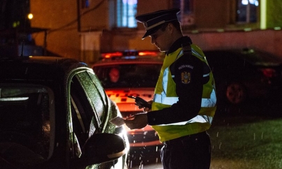 Băut, fără permis, circulând pe contrasens sub nasul polițiștilor