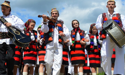 Weekend la Strâmtura, cu Festivalul de cântece și jocuri populare ”Fiii satului” (GALERIE FOTO)