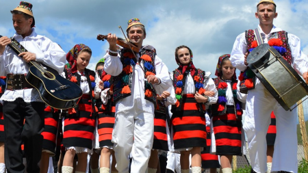 Weekend la Strâmtura, cu Festivalul de cântece și jocuri populare ”Fiii satului” (GALERIE FOTO)