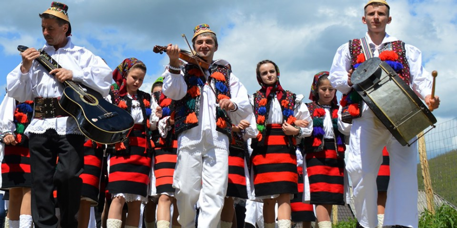 Weekend la Strâmtura, cu Festivalul de cântece și jocuri populare ”Fiii satului” (GALERIE FOTO)