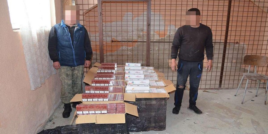 Serialul contrabanda: baxuri de țigări cărate în cârcă, împușcături la graniță și doi inși prinși