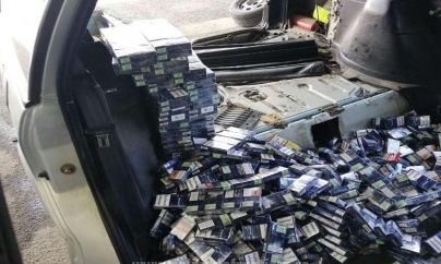 Dat în vileag de un câine după ce și-a dosit țigările de contrabandă  în rezervor și în bordul mașinii