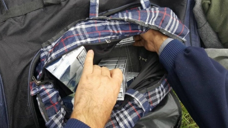 Maramureșean depistat de polițiști în tren cu țigări de contrabandă asupra sa; Acesta le transporta într-o sacoșă de rafie