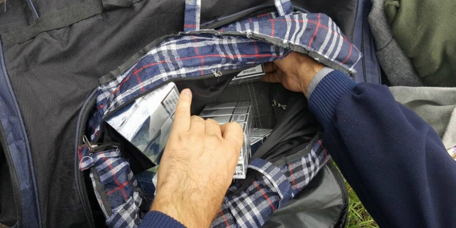 Maramureșean depistat de polițiști în tren cu țigări de contrabandă asupra sa; Acesta le transporta într-o sacoșă de rafie