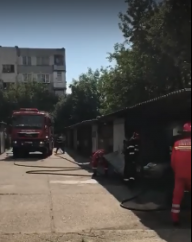 Incendiu care risca să se extindă la o baterie de garaje