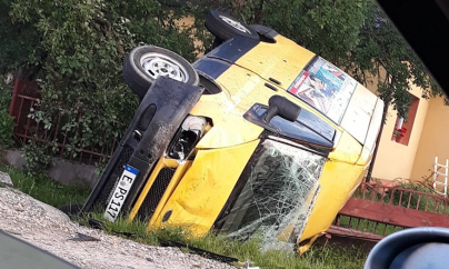 S-a răsturnat cu mașina și a ajuns pe un gard