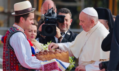 Maramureșeanul Paul Ananie e cel care l-a întâmpinat pe Papa Francisc cu pâine şi sare (GALERIE FOTO)