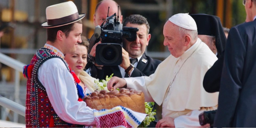 Maramureșeanul Paul Ananie e cel care l-a întâmpinat pe Papa Francisc cu pâine şi sare (GALERIE FOTO)