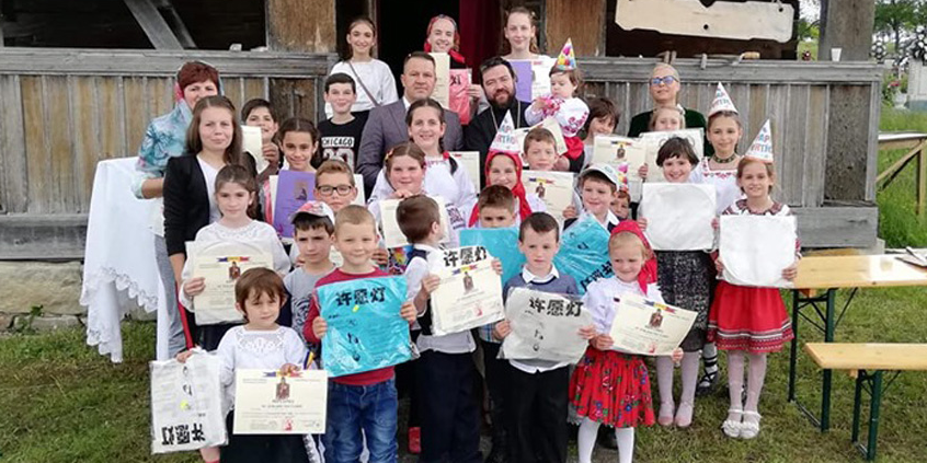 Fetele au dominat concursul de toacă din satul Posta (GALERIE FOTO)