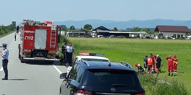 Mamă și fiică, într-o mașină care s-a răsturnat pe plafon