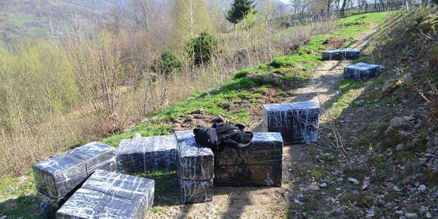 De două ori mai multe țigări abandonate, decât cele găsite în două mașini
