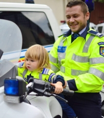 Felicitat pentru că acordă prioritate zâmbetului și binelui celor din jur