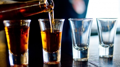 Din uter până la bătrânețe: Cum ne afectează alcoolul creierul de-a lungul vieții