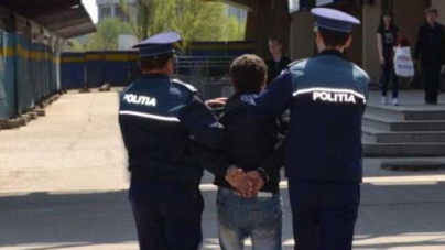 A dat cu sticle în polițiști, iar ei i-au dat cătușe
