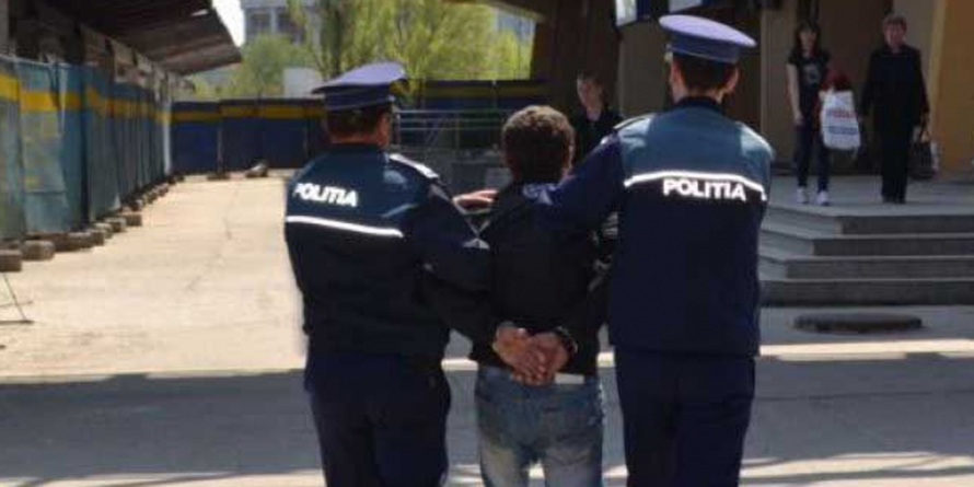 A dat cu sticle în polițiști, iar ei i-au dat cătușe