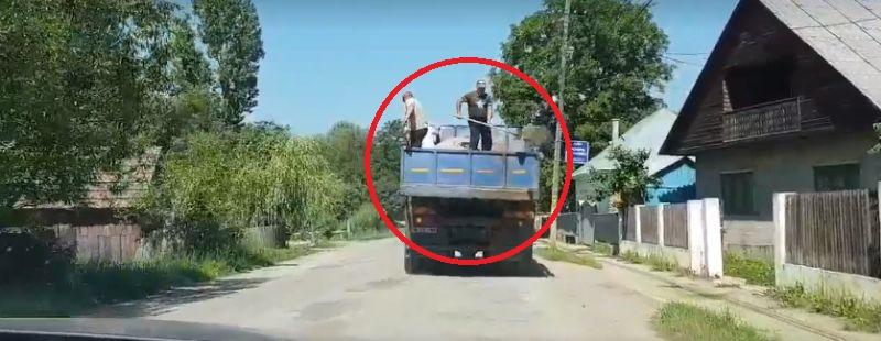 Traficul greu – restricționat pe unele drumuri județene în zilele cu cod de caniculă