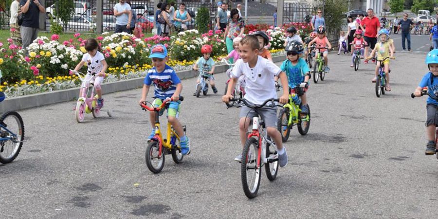 În curtea Catedralei Episcopale: Va avea loc cea de-a VIII-a ediție a concursului „Micul biciclist creștin”