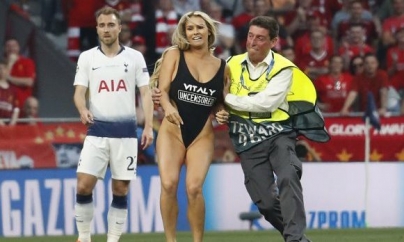 Cine e duduia care a întrerupt finala Ligii Campionilor intrând pe teren mai mult despuiată decât îmbrăcată (GALERIE FOTO)