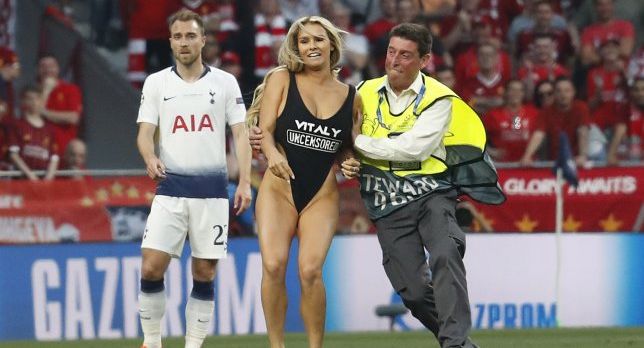 Cine e duduia care a întrerupt finala Ligii Campionilor intrând pe teren mai mult despuiată decât îmbrăcată (GALERIE FOTO)