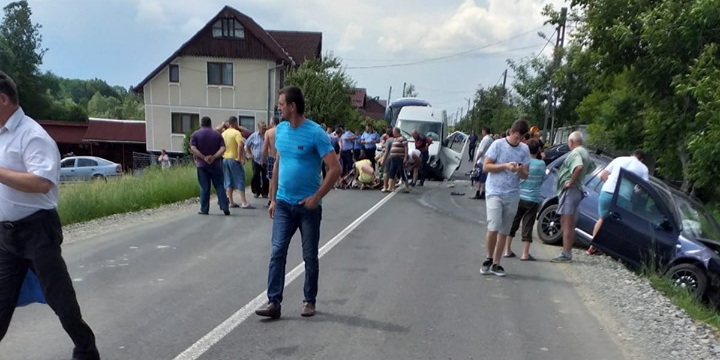 Accident cu răniți și blocaj în Cărbunari