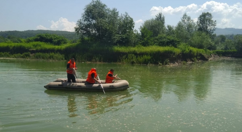 Un copil luat de ape a fost găsit cu ajutorul scafandrilor, dar cu toate eforturile de resuscitare n-a mai putut fi salvat