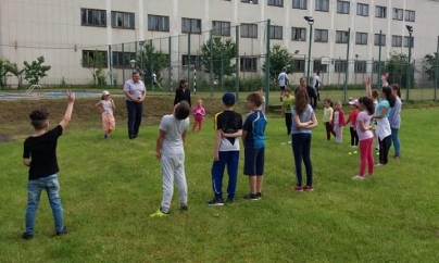 La joacă alături de jandarmi