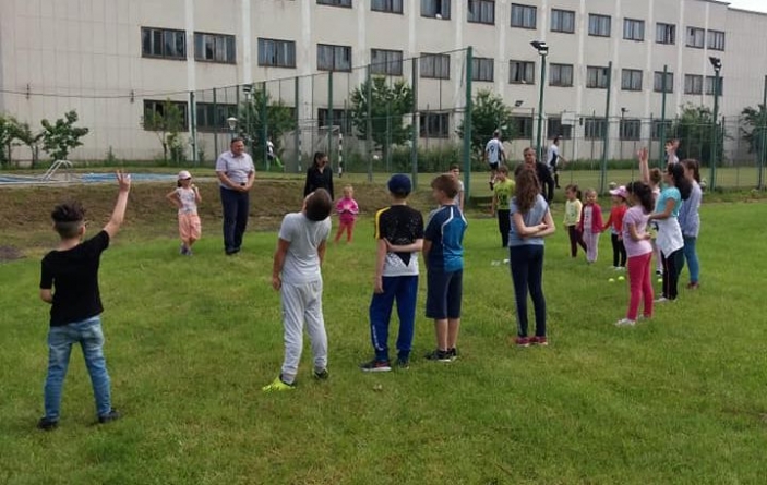 La joacă alături de jandarmi