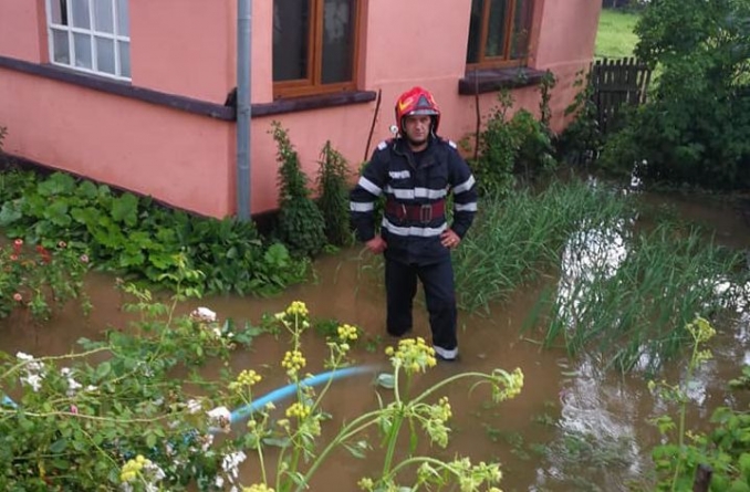 Gospodării inundate în Săpânța după o rupere de nori