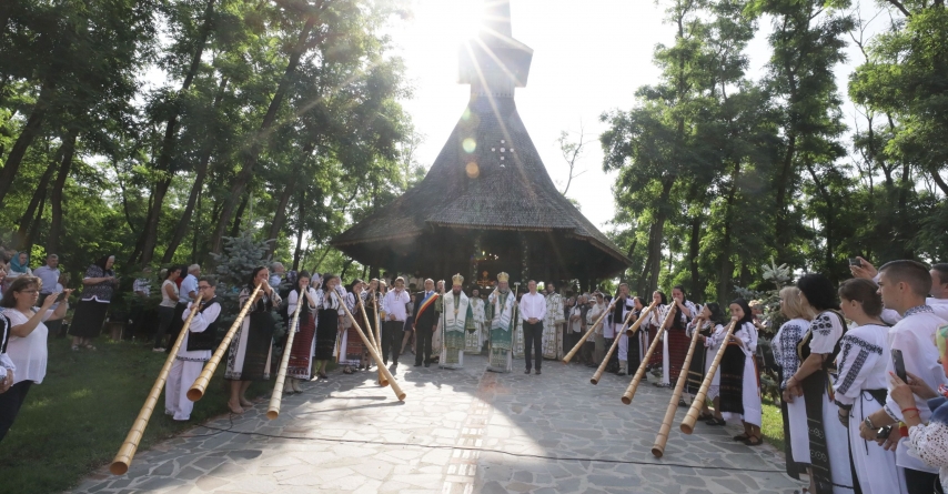 Ierarhii Episcopiei, întâmpinați cu sunet de tulnic, după tradiția din Apuseni (GALERIE FOTO)