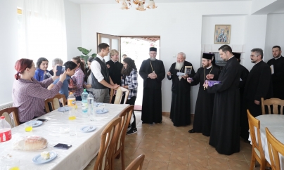Zeci de copii de la centre de plasament, la masă cu ierarhi