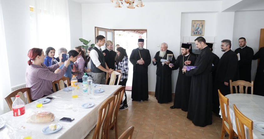 Zeci de copii de la centre de plasament, la masă cu ierarhi