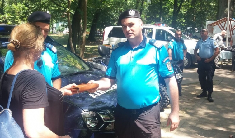 Doi jandarmi i-au readus zâmbetul pe buze și portofelul unei femei