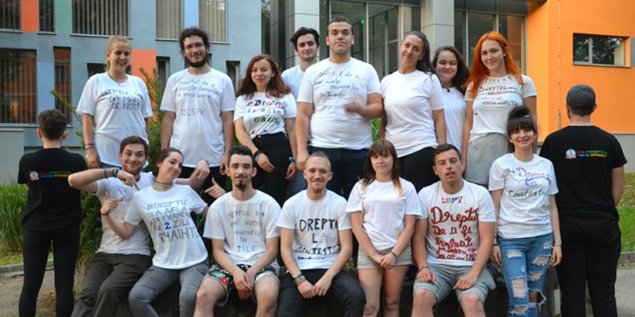 Tricouri inscripționate cu drepturile și obligațiile studenților din sesiune